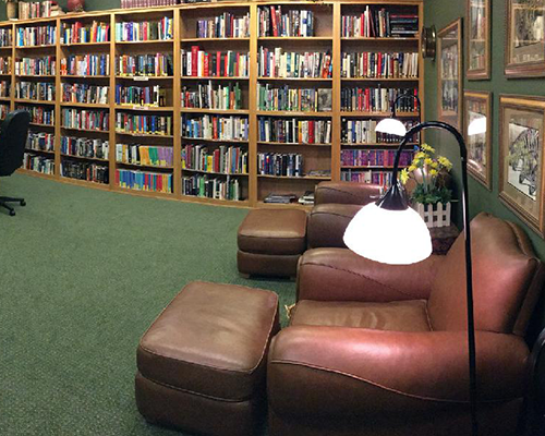 Whispering Winds Retirement Library and Reading Room | Retirement Community in Bend, Oregon